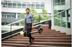 Segway Ninebot KickScooter F30E -Rijden Speelgoeds Winkel ninebot kickscooter f30 lifestyle picture man carrying kickscooter 1