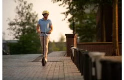 Segway Ninebot KickScooter F30E -Rijden Speelgoeds Winkel ninebot kickscooter f30 lifestyle picture man riding front view 1