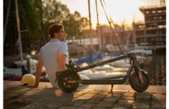 Segway Ninebot KickScooter F30E -Rijden Speelgoeds Winkel ninebot kickscooter f30 lifestyle picture man sitting kickscooter folded 1